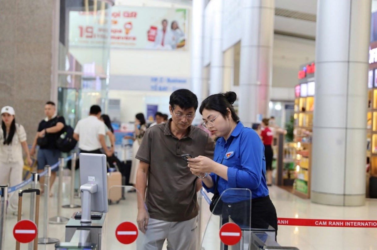 A person and person looking at a phoneAI-generated content may be incorrect.