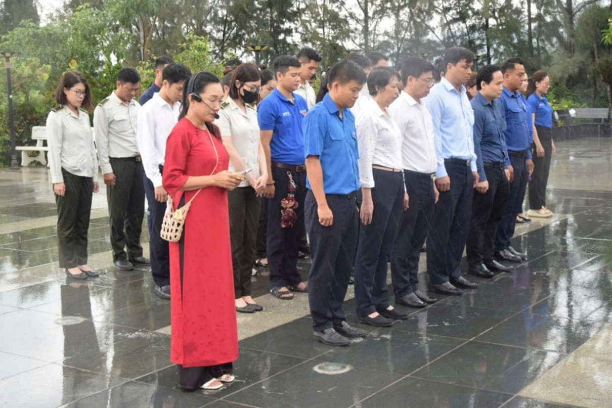 Dâng hương tạiTượng đài Hữu nghị Việt – Nga