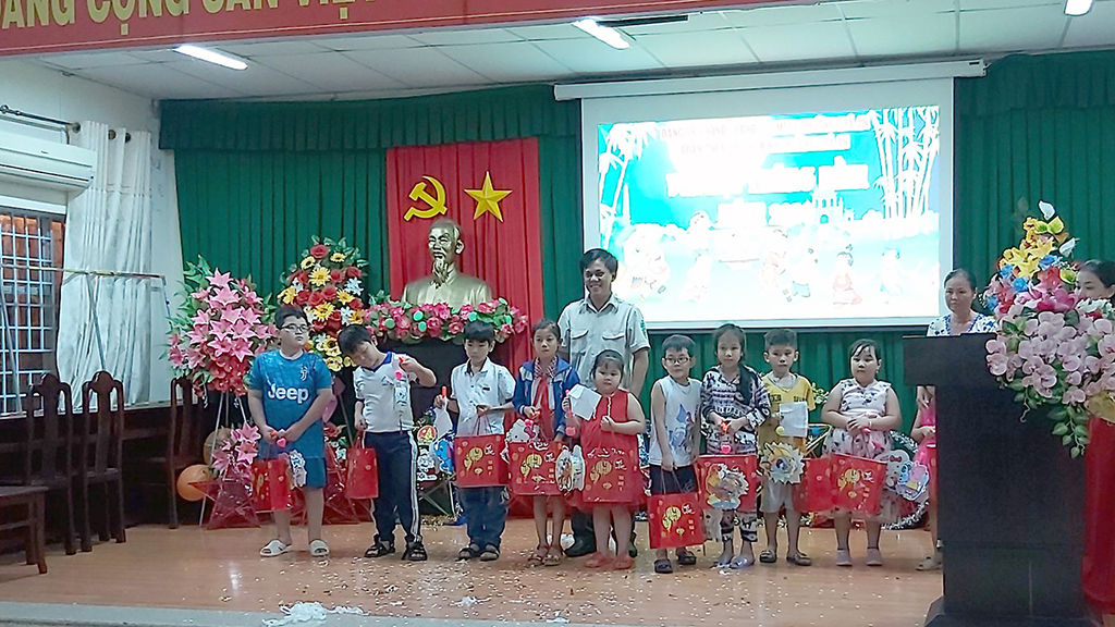 Trao quà Trung Thu cho thiếu nhi hoàn cảnh khó khăn