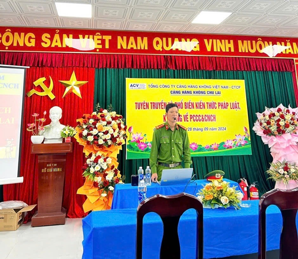 Đại úy Nguyễn Văn Tý - Cán bộ Đội 6, Phòng Cảnh sát PCCC & CNCH, Công an tỉnh Quảng Nam tuyên truyền tại Hội nghị