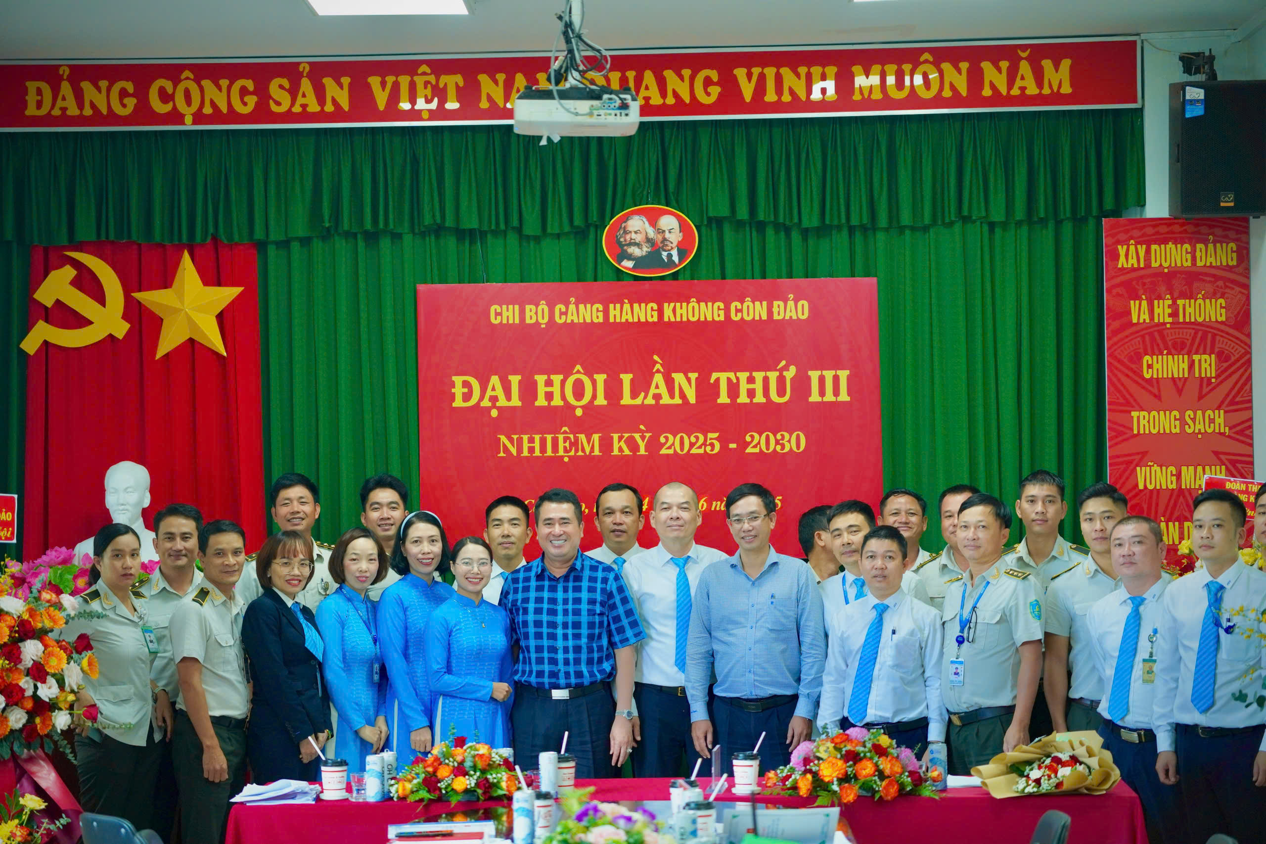 Đại diện Đảng ủy Tổng công ty cùng tập thể Chi bộ Cảng hàng không Côn Đảo