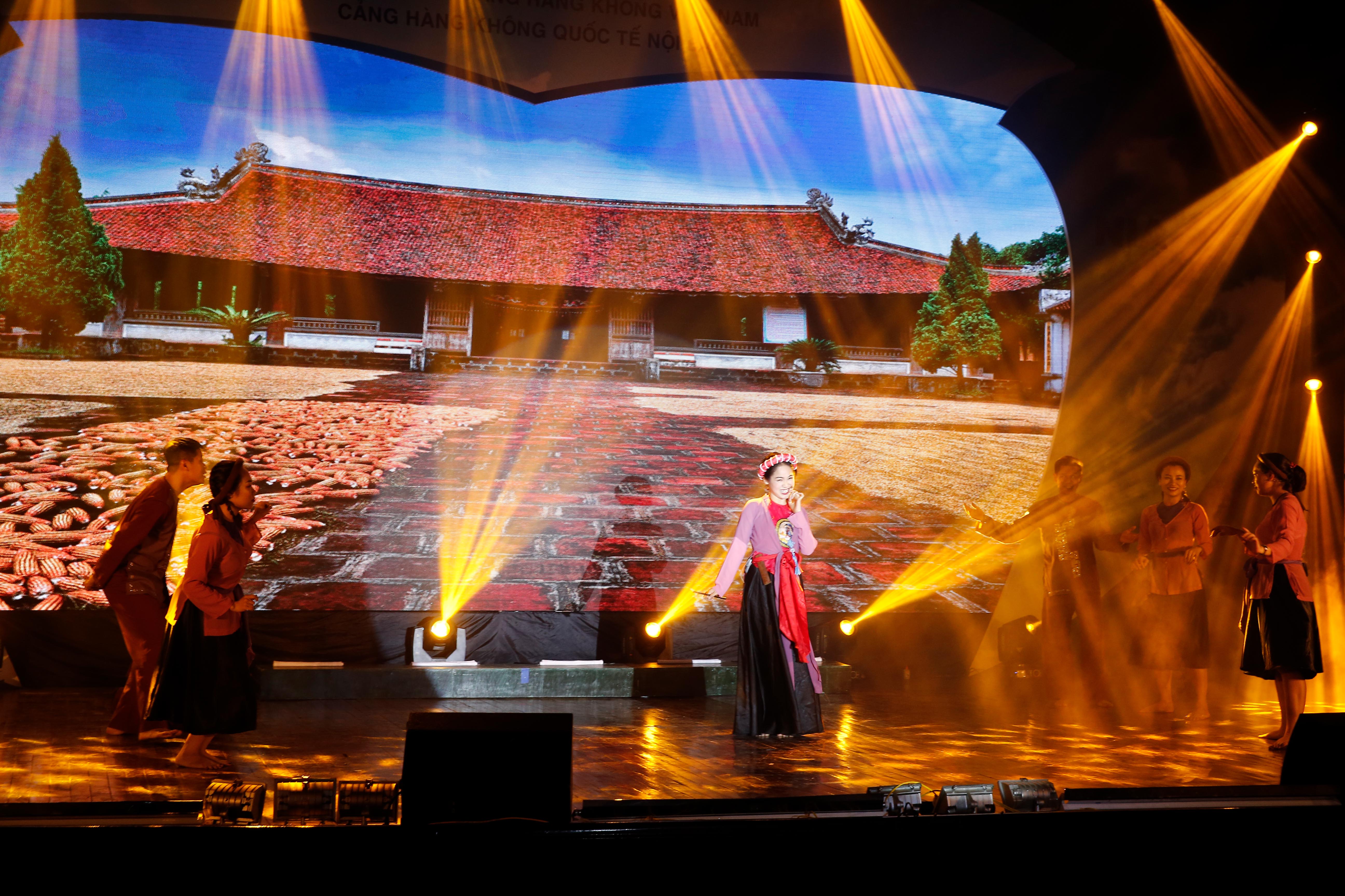 Phần thi chào hỏi của Đội NIA