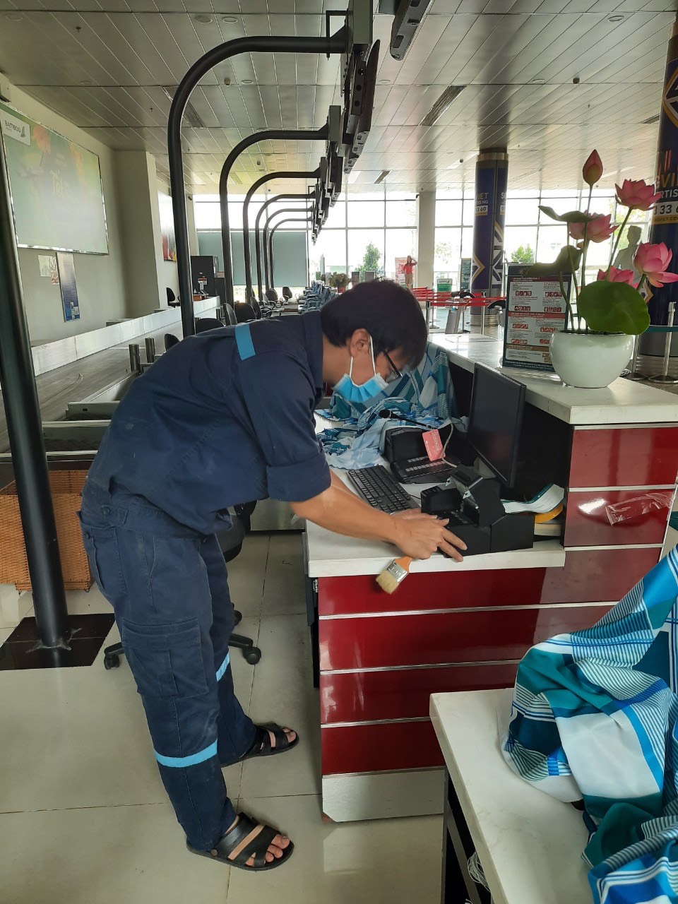 Nhân viên kỹ thuật bảo dưỡng trang thiết bị nhà ga - Cảng hàng không Phù Cát