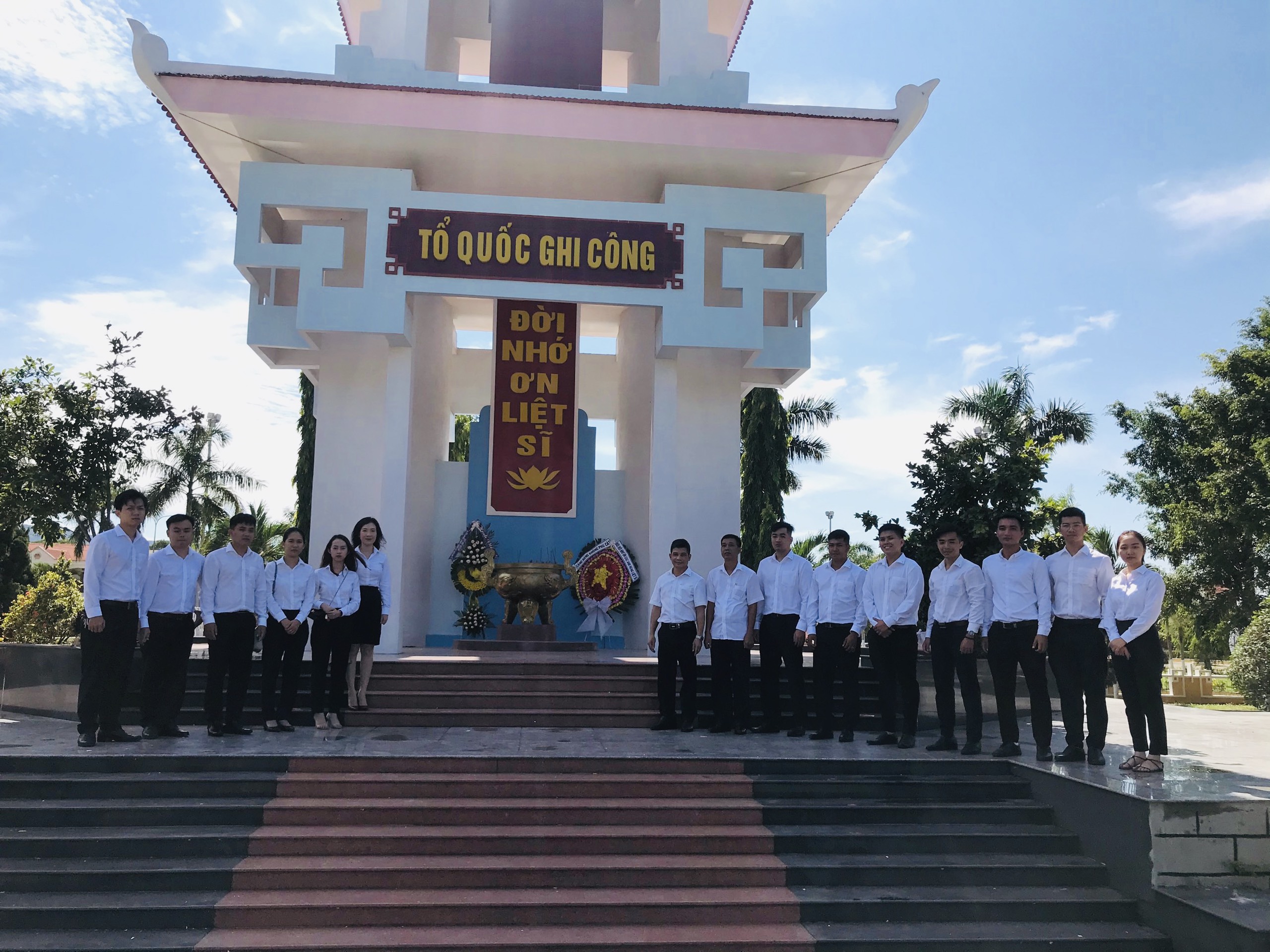 Cảng hàng không Phù Cát tổ chức viếng Đài tưởng niệm các Anh hùng liệt sỹ đã chiến đấu hi sinh vì sự nghiệp giải phóng dân tộc thống nhất đất nước tại huyện Phù Cát