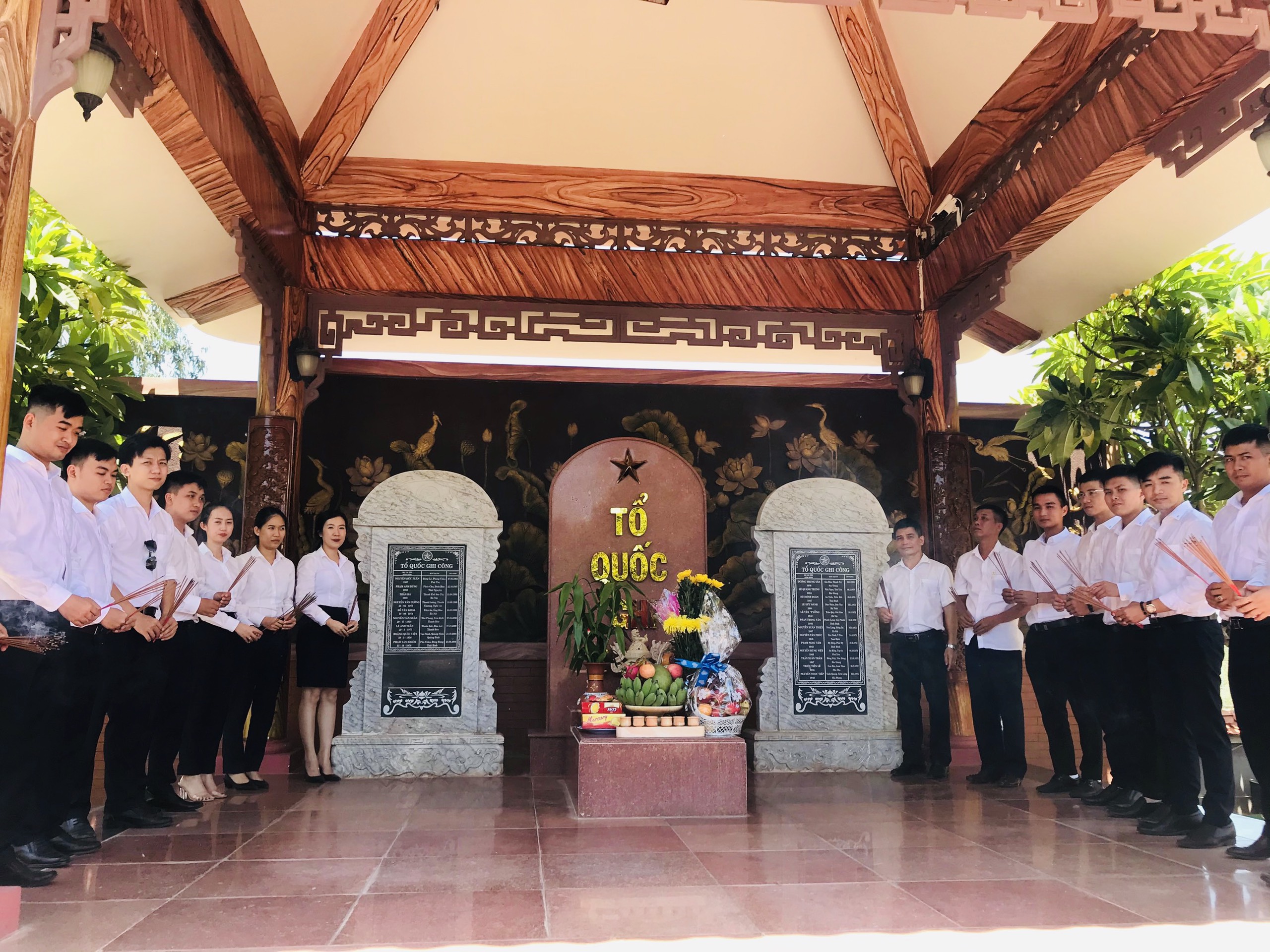 Viếng Đài tưởng niệm không quân tại Trung đoàn không quân 925 huyện Phù Cát