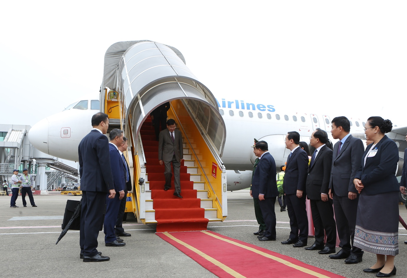 Ảnh có chứa trang phục, đàn ông, cái bào gỗ, bầu trờiNội dung do AI tạo ra có thể không chính xác.