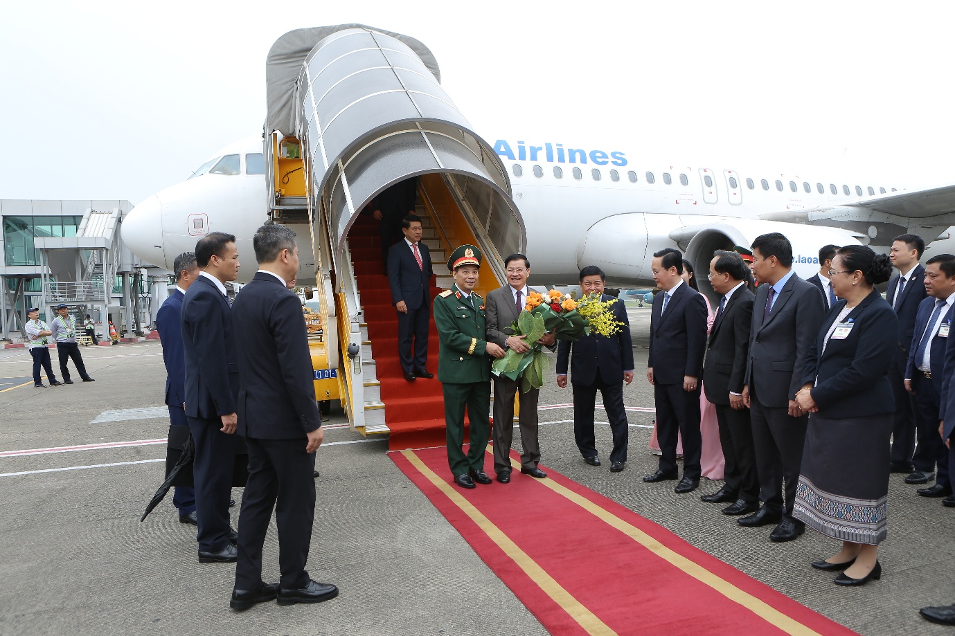 Ảnh có chứa trang phục, bầu trời, đàn ông, bộ đồNội dung do AI tạo ra có thể không chính xác.